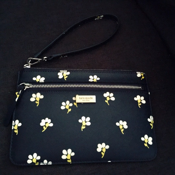 kate spade Handbags - Kate Spade Daisy Toss Wristlet